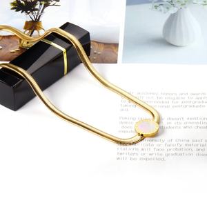 Collar de Cadena de Serpiente de Acero Inoxidable con Baño de Oro de 18K, Colgante de Concha Redonda con Letra Grabada, Collar Personalizado para Mujer - Product Image 3