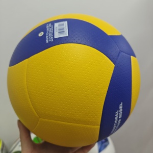 วอลเลย์บอลมาตรฐานอย่างเป็นทางการ V300W คุณภาพเยี่ยม จับถนัดมือ กันน้ำได้ดี ให้ประสิทธิภาพที่สม่ำเสมอทั้งในร่มและกลางแจ้ง - Product Image 4