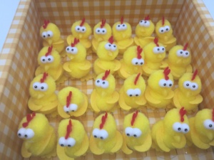 Chicken with <span class=keywords><strong>googly</strong></span> <span class=keywords><strong>eyes</strong></span> decoration Easter decoration girls Easter celebration decoration - Product Image 3
