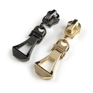 Tiradores de Cremallera Metálicos Personalizados con Logotipo en Dorado - Product Image 1