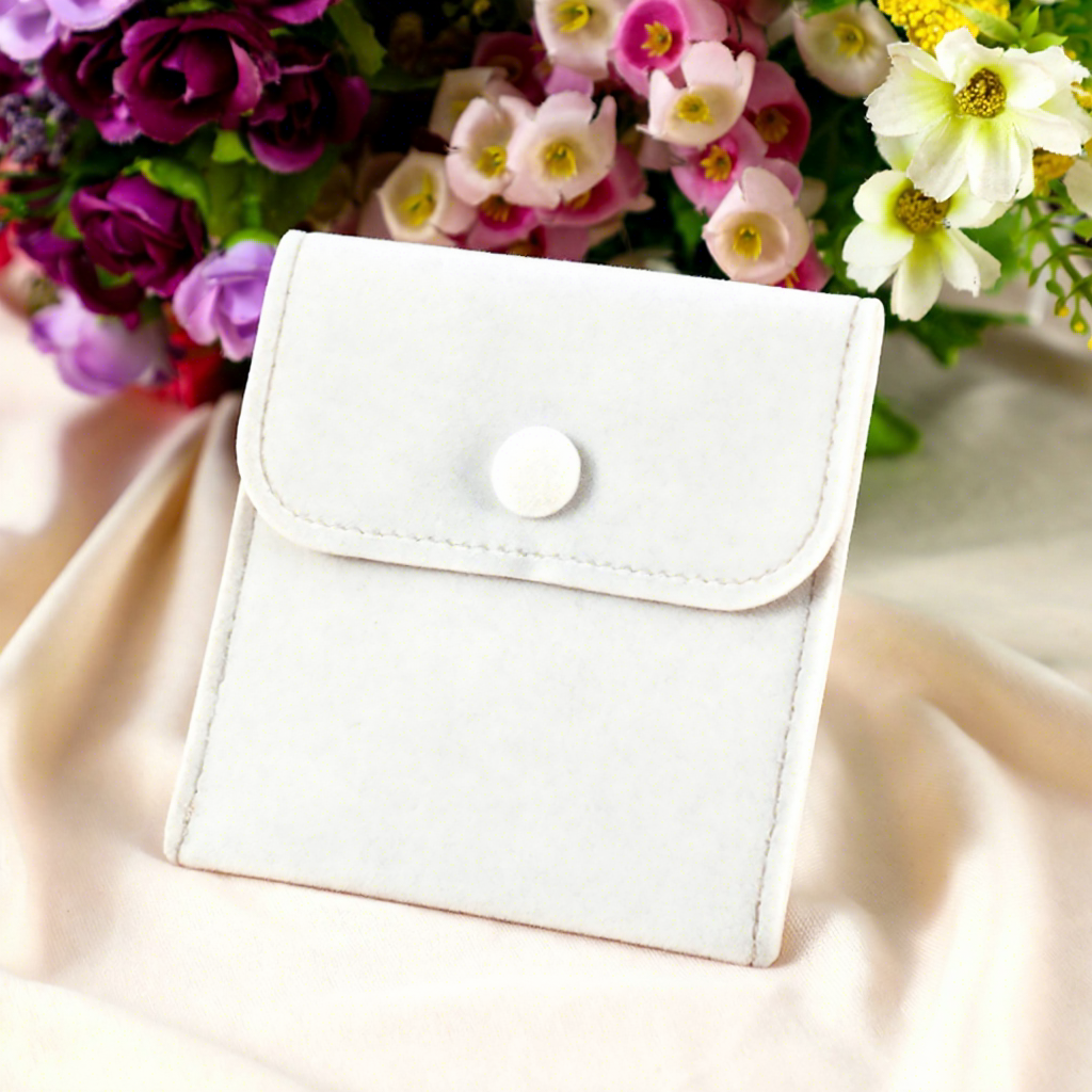 Bolsa para joyas de terciopelo color hueso.