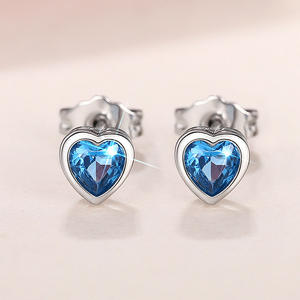 Boucles d'oreilles en forme de cœur plaqué argent avec strass en cristal pour un usage quotidien, bijoux unisexes mignons en alliage de zinc avec serti clos - Product Image 4