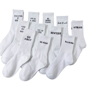Chaussettes montantes populaires pour hommes, en coton blanc respirant, avec logo personnalisé et lettres amusantes « La vie est une blague », confortables et tendance - Product Image 1