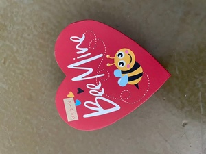 カスタマイズ可能な赤と白の花柄ハート型ギフトボックス、バレンタインデーや記念日のプレゼントに最適 - Product Image 2