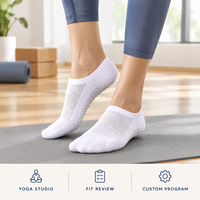 Chaussettes de yoga en maille blanches respirantes avec semelle en silicone, ajustement flexible pour studio, couverture directionnelle, construction à bout plat