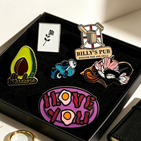 Épinglette en émail multicolores, finition nickel brossé, logo personnalisé
