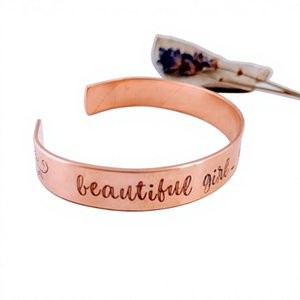 Bracelet en cuivre massif traditionnel ayurvédique avec inscription de jeune fille, bijou en métal à la mode, design exquis - Product Image 1