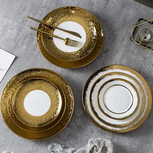 Set piring saji porselen pelek emas timbul mewah Set pengisi daya piring makan keramik grosir piring makan Set untuk pernikahan