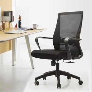 Chaise de bureau exécutive réglable en maille avec tissu ergonomique et confortable et pieds pivotants en métal chromé pour le bureau à domicile - Product Image 3