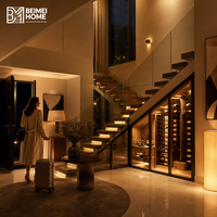Armoire à vin sur mesure sous les escaliers, encastrée et inclinée, pour le rangement de bouteilles en verre, idéale pour les duplex modernes