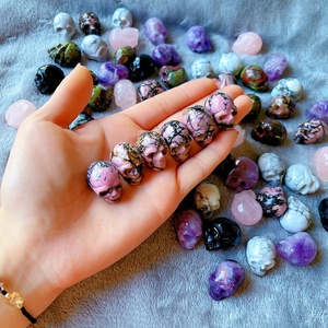 Miniature di Cranii Realistiche Intagliate a Mano in Pietra Semipreziosa Naturale, Ornamenti e Statuette in Gemme - Product Image 5