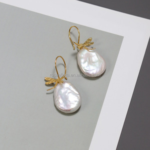 Pendientes Colgantes de Libélula Rosaeflora "Chance Encounter" en Plata de Ley 925 con Perlas Barrocas de Agua Dulce, Joyería Fina - Product Image 1