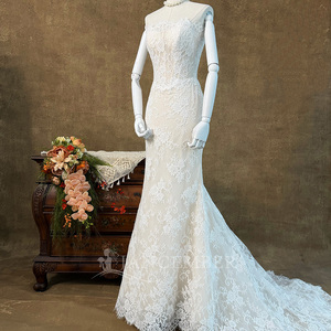 LY129 Robe de mariée sirène moderne avec appliques florales en cristal, broderies, col bateau, sans manches, motif en dentelle et traîne chapelle - Product Image 2