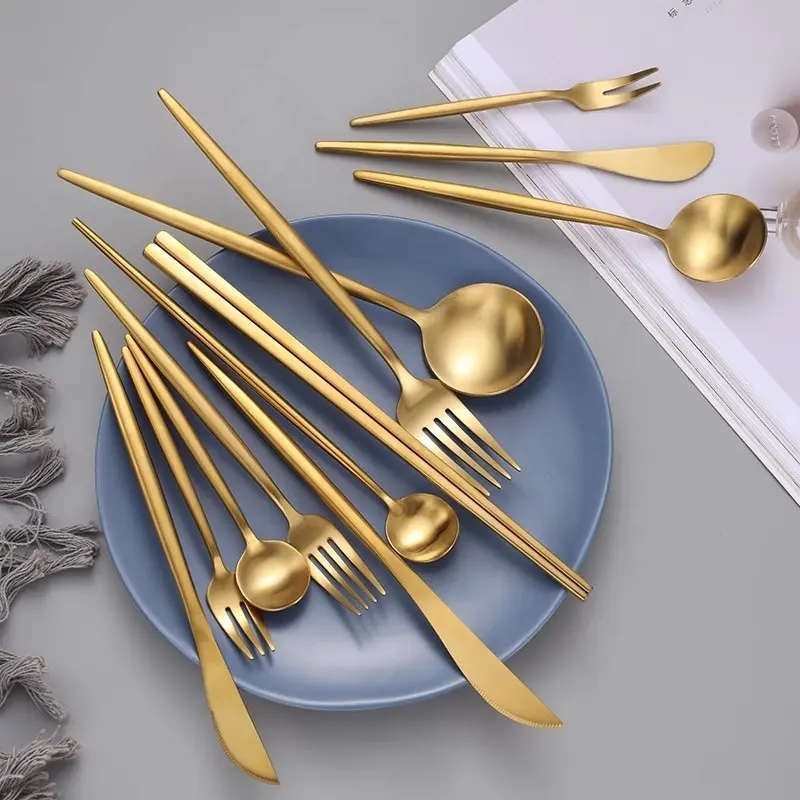 Set sendok garpu Matte emas panas, peralatan makan pernikahan pisau garpu sendok baja tahan karat