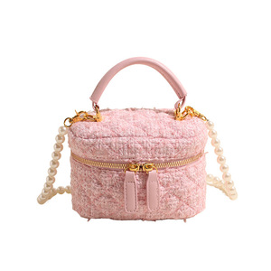 Bolso de mujer de doble propósito de moda en azul claro con diseño de cadena de tweed y perlas - Product Image 1