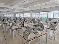 Machine de découpe de logos entièrement automatique par micro-ordinateur JQ-3010, 600 pièces/min, largeur 10-100 mm, certifiée CE, pour la découpe d'étiquettes en tissu