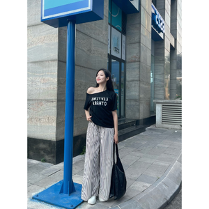 เสื้อยืดพิมพ์ลายตัวหนังสือแขนสั้นสำหรับผู้หญิง, ผ้าฝ้ายกระดาษนิ่มพิมพ์ลายดอกพลัมสีแดง - Product Image 2