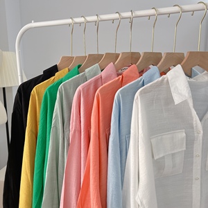 Camisa de Verano Moderna A000 en Seda Texturizada Suave y Fresca con Bolsillos de Parche, Blusa de Manga Larga con Cuello Camisero Casual - Product Image 2