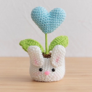 Planta en maceta con forma de corazón de conejo, estilo nuevo, tejida a mano, flor artificial de ganchillo, adorno para el hogar, la oficina o el escritorio. - Product Image 3