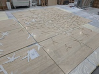 Travertin beige personnalisé avec coquillages naturels combinés pour carreaux de sol en incrustation au jet d'eau, motifs en travertin