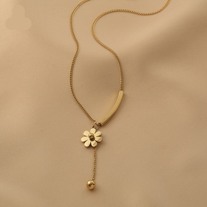 Collar con Colgante de Flor Margarita Pequeña |   Cadena de Clavícula con Borlas de Acero Inoxidable con Revestimiento PVD, Resistente a la Decoloración, para Mujeres y Niñas - Product Image 4