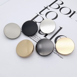 Boutons ronds personnalisés en or mat, boutons plats en métal avec tige pour vêtements élégants - Product Image 4