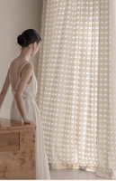 Le salon est équipé de rideaux en lin et de voilages. Le balcon est équipé de nouvelles moustiquaires.