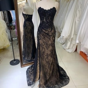 Abito da sera 2026 mozzafiato a sirena con scollo a barchetta, lunghezza al pavimento, in raso, con catena di cristalli scintillanti, senza spalline, in pizzo nero - Product Image 1