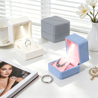 Boîte à bijoux multifonctionnelle avec logo personnalisé, doublure en microfibre, éclairage LED, pour bague, collier, pendentif, boucles d'oreilles, emballage cadeau de mariage