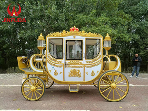 Chariot de luxe de style Cendrillon pour événements, avec accents dorés et sièges confortables - Product Image 5