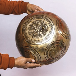 Cuenco de Canto de Metal de Bronce Hecho a Mano para Sanación Sonora y Meditación Reiki, Suministro Directo de Fábrica, Disponible a un Precio Accesible - Product Image 3