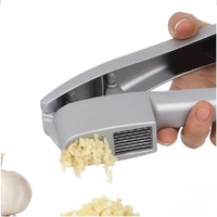 2-in-1 aluminiumlegering knoflookpers en -snijder, metalen gemberhakker, crusher, verpakt, voor thuisgebruik in de keuken, fruit- en groentegereedschap
