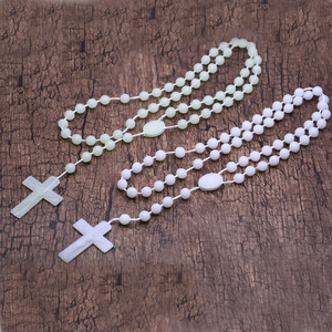 Venta al por mayor Cruz religiosa Rosario collar Iglesia regalos baratos 8mm luminoso Nightlight Beads Cruz Jesús Collar para jesuitas - Product Image 4