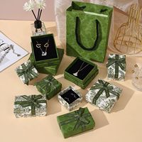 Collection de boîtes à bijoux A1 avec ruban vert, insert de présentation noir, sac en papier à motifs et nœud décoratif pour colliers et boucles d'oreilles
