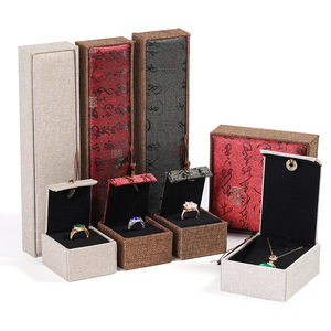 Boîte d'emballage de <span class=keywords><strong>bijoux</strong></span> en lin littéraire de style <span class=keywords><strong>ancien</strong></span> vente en gros de bracelet en papier carré rectangulaire avec boîte à motif carré imprimé - Product Image 2