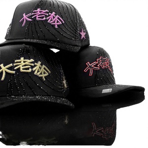 DD DD-036 Nueva Llegada Gorra de Béisbol Deportiva Unisex de 5 Paneles con Bordado 3D, Logotipo Metálico, Pedrería, Visera Curva Ancha y Forro de Satén de Ante - Product Image 3