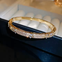 XIXI Vente en Gros Designer Luxe Plaqué Or 18K Cuivre Coque Trèfle Creux Zircon Femmes Mode Bijoux Bracelets Joncs