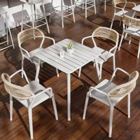 Ensemble de table et de chaises en aluminium blanc durable pour l'extérieur, avec chaises en rotin tressé |   Résistant aux intempéries pour les patios d'hôtels, de parcs et de villas