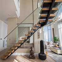 Escalier droit PRIMA LUXURY de haute qualité, design moderne pour intérieur, avec garde-corps en verre et marches en chêne