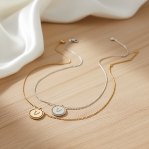 Collana con Ciondolo a Forma di Lettera V con Diamante, Catena da 2 Cm, Argento, Oro, Acciaio - Product Image 2