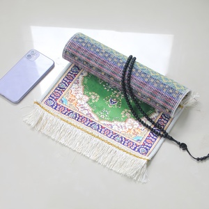 Tapis de prière musulman en laine/soie satinée brillante imprimée avec boussole Qibla et 99 perles polies assorties – Qualité supérieure Moyen-Orient - Product Image 1