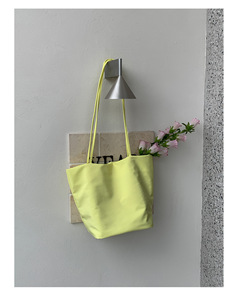 Bolso de mano de nailon para mujer, bolso tipo cubo de gran capacidad, bolso de hombro ligero para mujer - Product Image 1