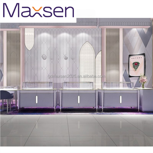 Vetrina per Gioielli Moderna ed Elegante in Oro con Illuminazione LED per Negozi di Lusso e Design d'Interni - Product Image 4