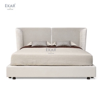 Lit moderne de luxe rembourré en velours avec tête de lit à volants, disponible en tailles King, Queen et Double, pour mobilier de chambre de villa