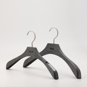 קולב בגדים ומכנסיים רחב כתפיים, עמיד, קל משקל, נגד החלקה, ללא ריח, עשוי פלסטיק ABS דמוי עץ, עם אפשרות להדפסת לוגו. - Product Image 2