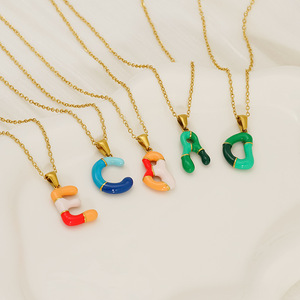 Collier Pendentif <span class=keywords><strong>Lettre</strong></span> Colorée en Acier Inoxydable Plaqué Or 18K pour Femme, Nouveau Style, en Époxy et Bulles, 26 Lettres, Vente en Gros - Product Image 1