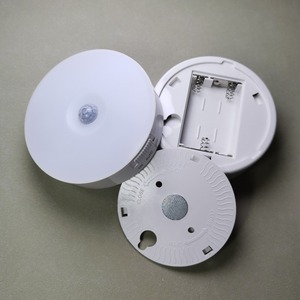 ไฟกลางคืนแบบเหนี่ยวนำร่างกายมนุษย์ ใช้แบตเตอรี่ รูปทรงกลม 8 LED ฐานแม่เหล็ก สำหรับตู้เสื้อผ้าและทางเดิน - Product Image 1