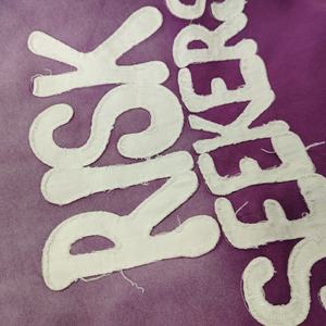 Sudadera con capucha para hombre, estilo urbano vintage, lavada y desgastada, con hombros caídos, corte holgado, con parche bordado personalizado y estampado - Product Image 3