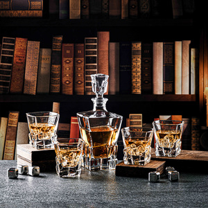 Juego de regalo de decantador de whisky de vidrio de 28oz de estilo clásico con caja de madera personalizada y opción de logotipo para uso de whisky/bourbon - Product Image 1