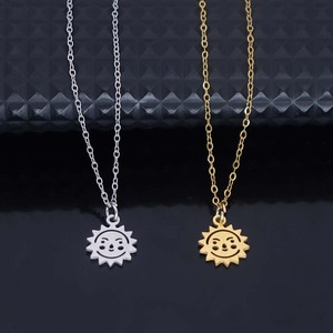 Nouveau style tendance : Collier soleil en acier inoxydable plaqué or, pendentif visage souriant personnalisé et polyvalent, vente en gros - Product Image 1